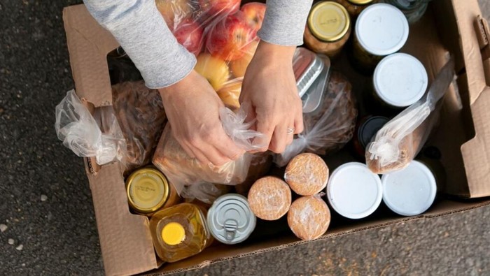 Ilustrasi makanan di dalam kardus