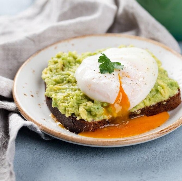 Jika kamu suka mengonsumsi telur di pagi hari, memilih telur rebus atau poached egg bisa menjadi pilihan yang lebih sehat dibandingkan dengan telur orak-arik yang dimasak dengan mentega.