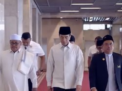 Momen Jokowi di Jakarta: Salat Jumat di Istiqlal Didampingi Pratikno