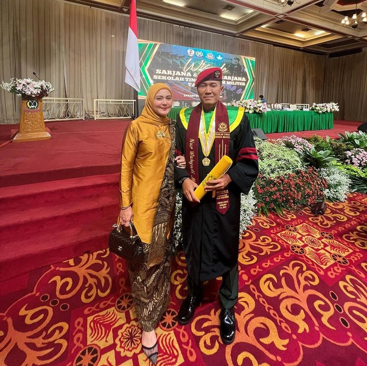<p>"Selamat sayang, Kol Inf Nurwahyudi, S.E., M.I.Pol.,M.H @nurwe2001. Prestasi bukanlah sebuah kebetulan, karena impian tidak akan pernah menjadi kenyataan tanpa kerja keras," kata Juliana seraya menyisipkan emotikon hati. (Foto: Instagram: @julianamoechtar)</p>
