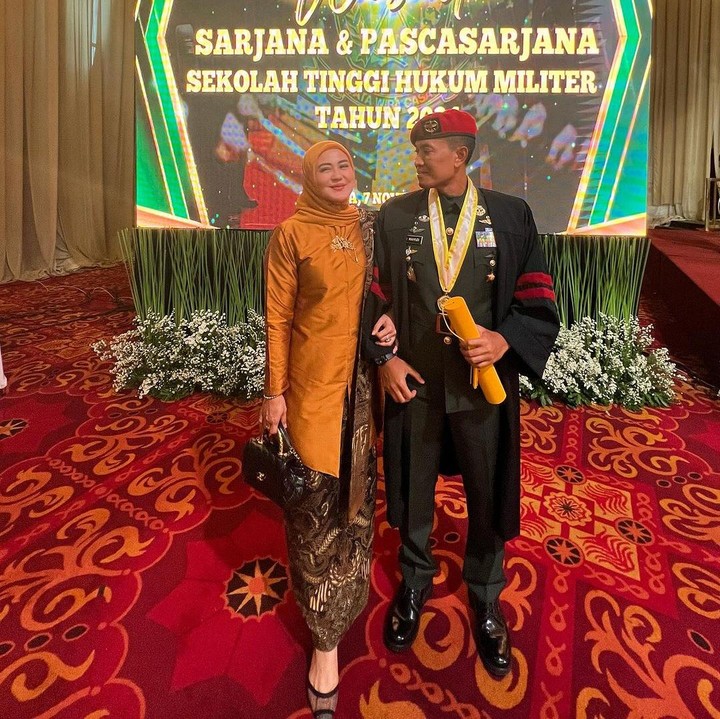 <p>"Selamat dan sukses Pak Kolonel, berkah dan sukses," ujar seorang netizen. "<em>MasyaAllah Tabarakallah</em>, izin Mbak, selamat dan sukses selalu untuk Abang dan Mbak, semoga bertambah sukses, berkah dan manfaat ilmunya," ungkap netizen lainnya. (Foto: Instagram: @julianamoechtar)</p>