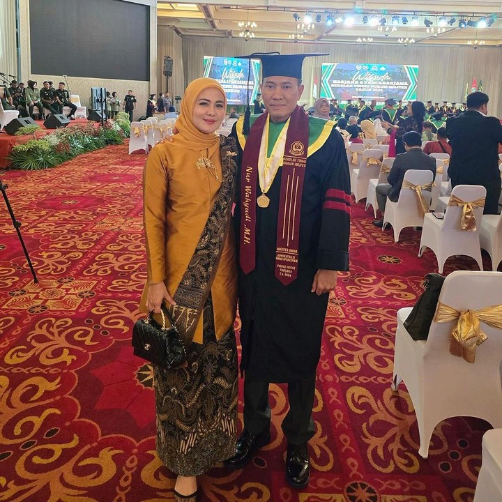 <p>Dalam acara tersebut, Juliana tampil cantik mengenakan baju kurung warna kuning dan rok serta selendang batik warna senada. Gayanya pun semakin lengkap dengan menjinjing tas hitam. (Foto: Instagram: @julianamoechtar)</p>