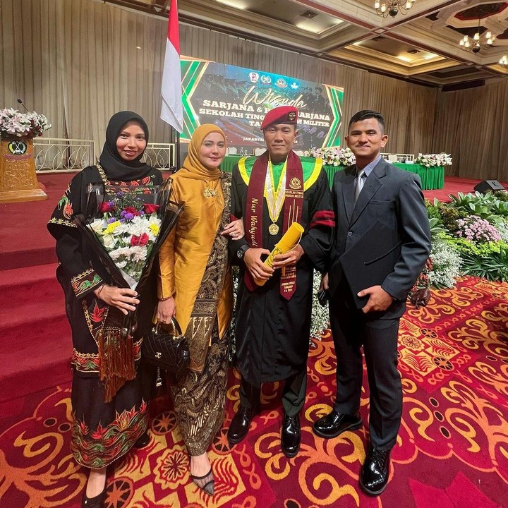 <p>Nur Wahyudi diketahui mengambil pendidikan dengan konsentrasi Hukum Operasional. Ia pun lulus dengan IPK 3.80 dan mendapatkan gelar Cumlaude atau Dengan Pujian. (Foto: Instagram: @julianamoechtar)</p>