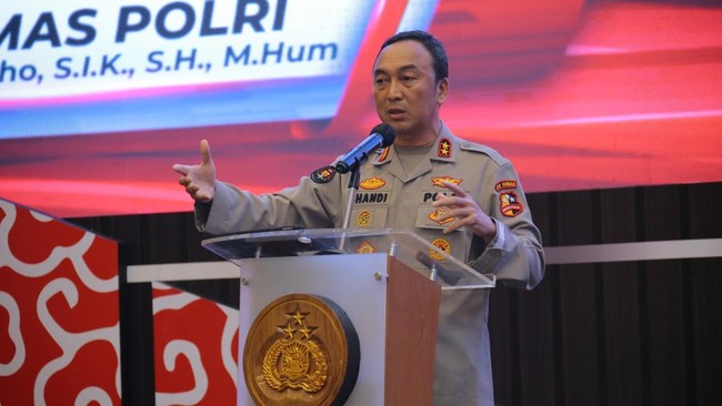 Mabes Polri Berharap Idul Adha Tumbuhkan Persatuan Membangun Bangsa Idul Adha 1446 Hijriah, jajaran Mabes Polri mengajak warga untuk tingkatkan persatuan membangun demi Indonesia Emas 2045.