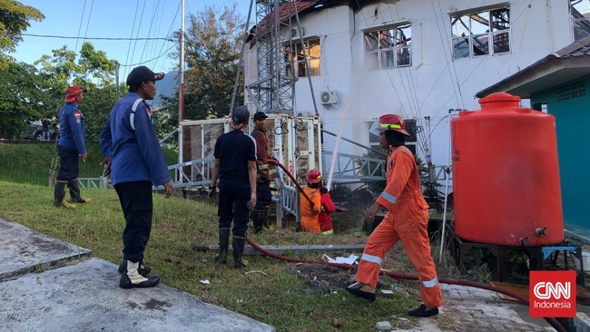 Kebakaran melanda Kantor Dinas Pendidikan dan Kebudayaan dan Kantor Dinas Lingkungan Hidup (DLH) Pemerintah Kabupaten (Pemkab) Natuna, Kepulauan Riau.