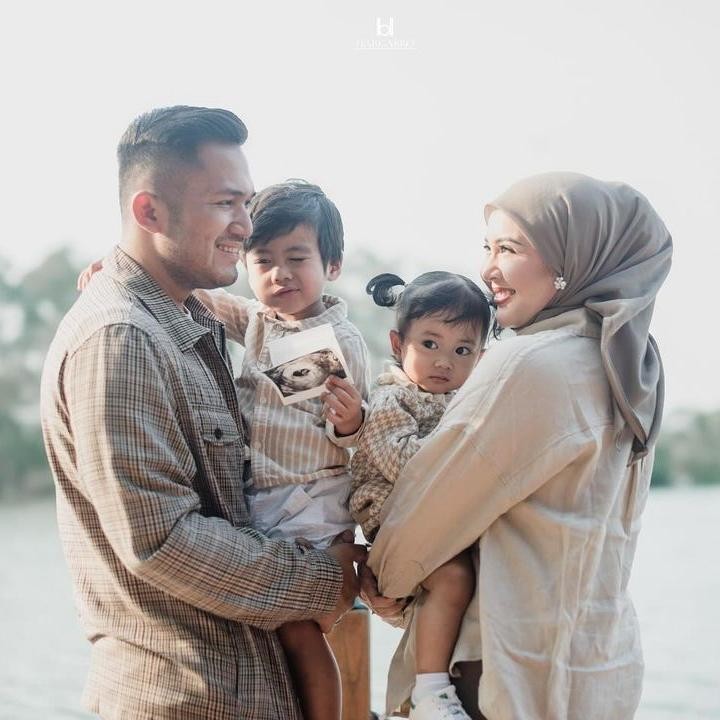 <p>Kesha Ratuliu saat ini tengah menjalami kehamilan ketiganya. Kesha sebelumnya telah dikaruniai dua anak dari pernikahan dengan Adhi Permana. Anak pertamanya Qwenzy Kalandra Putra Permana lahir pada 12 Desember 2021, sementara anak keduanya yang berjenis kelamin perempuan Aisha Kaluna Letecia lahir pada 19 Mei 2023. (Foto: Instagram @kesharatuliu05)</p>