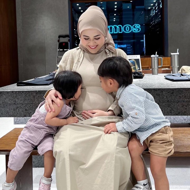 <p>Kehamilan ketiga ini tampaknya juga disambut bahagia oleh kedua anak Kesha. Qwenzy dan Aisha terlihat begitu senang karena akan dikaruniai adik baru. Belum lama ini, Kesha bahkan membagikan potret saat kedua anaknya itu mencium baby bump kehamilannya. "Lagi cium adek kecil di dalem perut," ujar Kesha dalam unggahan ini. (Foto: Instagram @kesharatuliu05)</p>