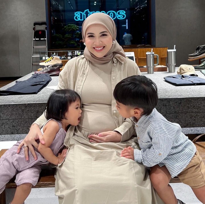 <p>Dalam potret tersebut, Kesha mengungkap kedua anaknya sudah menebak jenis kelamin sang adik. Qwenzy menebak adiknya berjenis kelamin laki-laki, sementara Aisha menebak perempuan. Kesha sendiri belum mengungkap jenis kelamin anak ketiganya ini ke publik. Ia berencana untuk membuat acara gender reveal untuk mengungkap jenis kelamin si bungsu. "Menurut abang zyzy adeknya cowo. Menurut aisha adeknya cewe. Kalo diliat dari hamilku kali ini, menurut kamu si adek kecil cewe apa cowo???" tulis Kesha. (Foto: Instagram @kesharatuliu05)</p>
