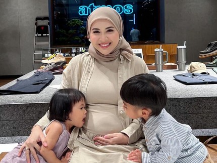 5 Potret Anak-anak Kesha Ratuliu Cium Baby Bump, Si Kakak Tebak Jenis Kelamin Adik Bayi