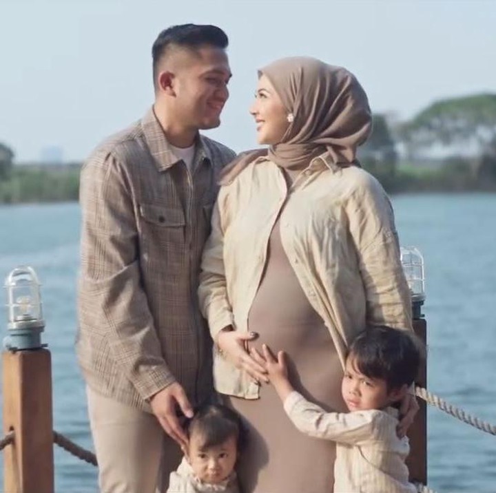 <p>Aktris Kesha Ratuliu baru saja mengumumkan kehamilan anak ketiganya pada Oktober 2024. Kesha membagikan kabar bahagia ini dengan mengunggah potret <em>baby bump</em> kehamilannya bersama suami dan kedua anak mereka. Kesha sempat merasa campur aduk mengetahui kehamilannya ini lantaran sebelumnya sudah pasang KB IUD. Pada 14 April 2025, Kesha melahirkan anak ketiganya yang diberi nama Danish Danendra Putra Permana. (Foto: Instagram @kesharatuliu05)</p>