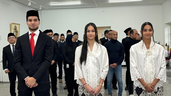 Kevin Diks, Estella Raquel Loupattij, dan Noa Johanna Christina Cornelia Leatomu resmi jadi Warga Negara Indonesia (WNI). Mereka siap membela Timnas Indonesia.