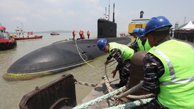 FOTO: Kapal Selam Rusia Bersandar di Pelabuhan Tanjung Perak