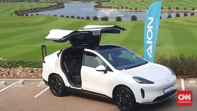 Aion Indonesia akhirnya merilis harga mobil listrik premium luxury Hyptec HT, Jumat (8/11).