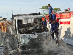 Pikap Muat Perabot Rumah Ludes Terbakar di Tol Waru-Pandaan