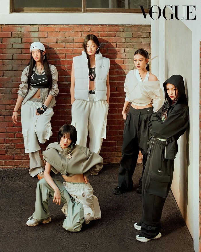 NewJeans belum lama ini kembali sapa penggemar melalui pemotretan grup bersama VOGUE Korea untuk menghiasi majalah edisi November dengan sederet potret cantik dan wawancara terbaru./ Foto: instagram.com/voguekorea