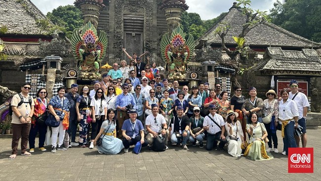 Pada hari terakhir ADFIAP International CEO Forum XVII para peserta dari berbagai negara menikmati pesona budaya Bali.