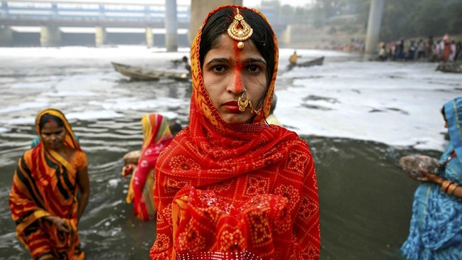 FOTO: Sungai Tercemar Tak Halangi Warga India Jalani Ritual