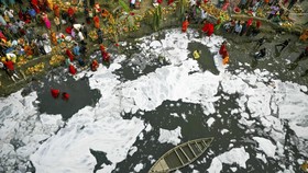 FOTO: Sungai Tercemar Tak Halangi Warga India Jalani Ritual