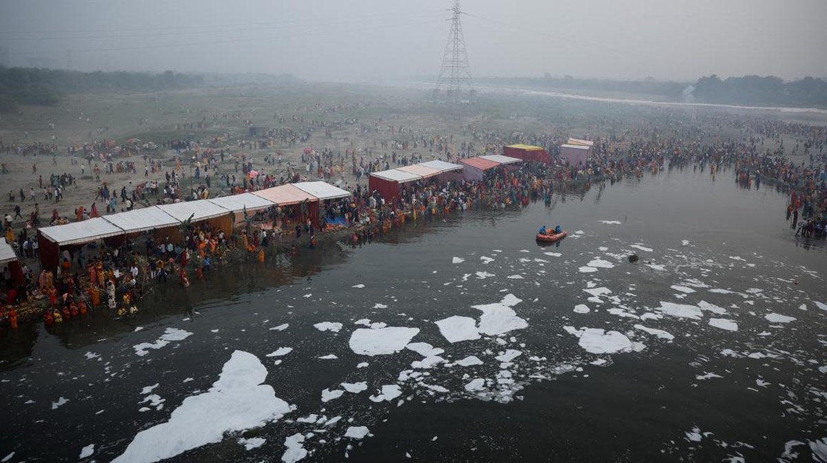 FOTO: Sungai Tercemar Tak Halangi Warga India Jalani Ritual