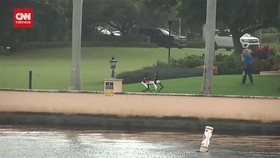 VIDEO: Penampakan Anjing Robot Patroli di Depan Kediaman Trump