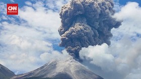 VIDEO: Gunung Lewotobi Erupsi, Tim SAR Terjebak Saat Evakuasi Warga