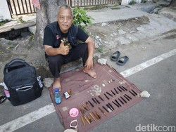Tinggalkan Anak dan Istri, Toni Pilih Backpacker ke Makam Wali Sanga