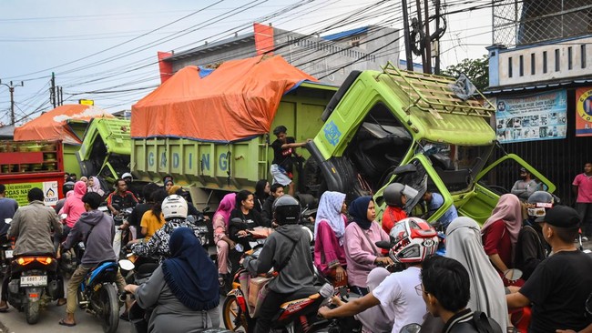 Wakapolres Metro Tangerang Kota AKBP Yolanda Evalyn menjadi korban lemparan batu oleh penduduk nan marah akibat kejadian kecelakaan truk.