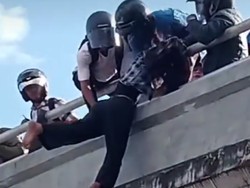Detik-detik Mahasiswi di Ambon Diduga Kesurupan Hendak Lompat dari Jembatan