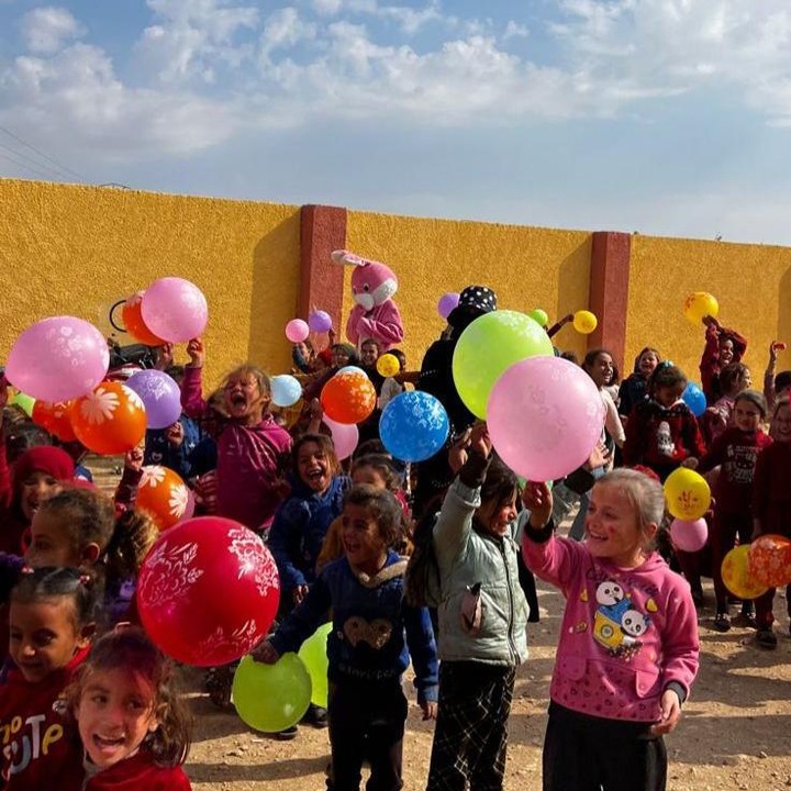 <p>Selain memberikan bantuan, Zaskia juga bermain bersama anak-anak dengan memberikan mereka <em>face painting</em> dan balon. "Termahal, lihat senyuman mereka. Ini kenapa nagih.. kenapa aku jauh-jauh ke sini? Mau lihat ini," tulis Zaskia, dikutip dari laman <em>Instagram@zaskiadyamecca.</em> (Foto: Instagram@zaskiadyamecca)</p>