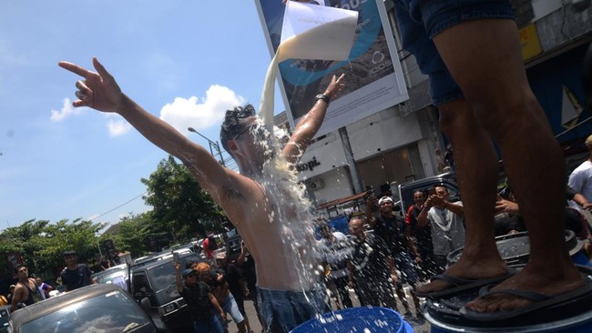 Penyebab peterbak buang susu karena susu produksi lokal tak terserap usai ada pembatasan kuota di industri pengolahan.