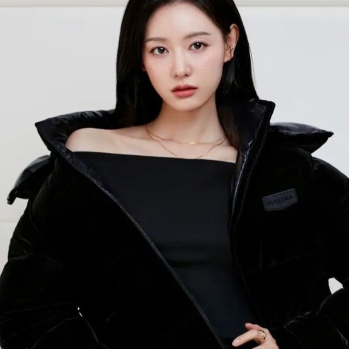 Dalam kampanye ini, Kim Ji Won tampil dengan berbagai jaket dan padding musim dingin. Ia mengenakan koleksi 'Torisa' dan 'Marietta', dua produk dari koleksi musim dingin yang menonjolkan bahan berkualitas tinggi dan desain yang mewah./ Foto: Duvetica
