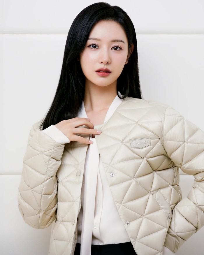 Di tampilan lainnya, Kim Ji Won mengenakan padding lengan panjang berwarna beige yang membuatnya terlihat semakin bersinar. Rambut hitam lurusnya semakin menambah kesan kontras, membuat penampilannya semakin cantik. Setuju, Beauties?/ Foto: Duvetica