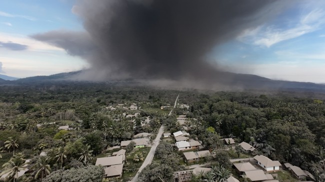 Gunung Lewotobi Laki-laki Erupsi, Semburkan Abu Vulkanik 800 Meter Gunung Lewotobi Laki-laki erupsi sekitar pukul 21.30 wita dengan semburan abu vulkanik setinggi 800 meter di atas puncak.