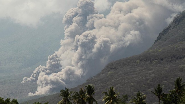 Gunung Api Lewotobi Laki-laki sudah mengalami tiga kali erupsi dalam enam jam terakhir pukul 06.00-12.00 Wita, Sabtu (15/3).