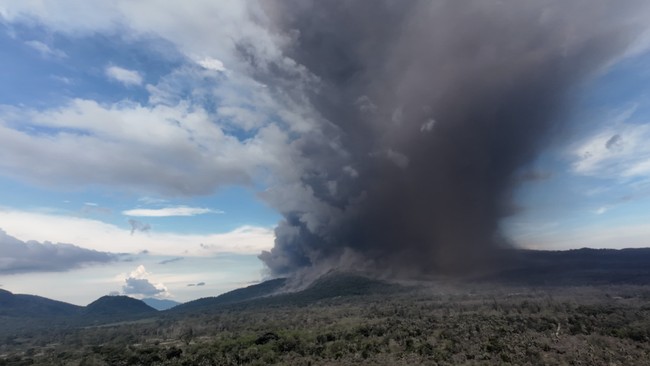 Gunung Lewotobi Laki-laki di Flores Timur, NTT, kembali meletus pada Senin (10/3) malam pukul 22.48 WITA