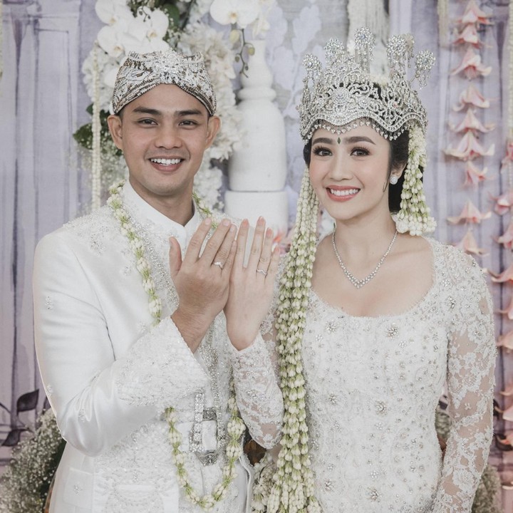 <p>Febby Rastanty resmi menikah dengan Drajad Djumantara pada Sabtu (9/11/2024). Pernikahan ini digelar di The Tribrata Darmawangsa, Jakarta Selatan. Febby dan sang suami yang seorang polisi tampil menawan dengan balutan kebaya dan beskap putih. "Alhamdulillah. Semoga Allah selalu menjaga dan meridhai pernikahan kita ya Mas Dio," ungkapnya pada laman media sosial. (Foto: Instagram: @febbyrastanty)</p>