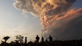 Warga di Pengungsian Masih Terkena Hujan Abu Erupsi Gunung Lewotobi