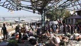 Bom Bunuh Diri Tewaskan 26 Orang di Stasiun Kereta Api Pakistan