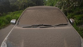 Sebaran abu vulkanik Gunung Anak Krakatau yang erupsi sejak Jumat (4/9) malam, telah meluas sampai Jakarta, Bekasi, bahkan Depok, Jawa Barat. Abu vulkanis ini menempel pada berbagai permukaan hingga bodi mobil.