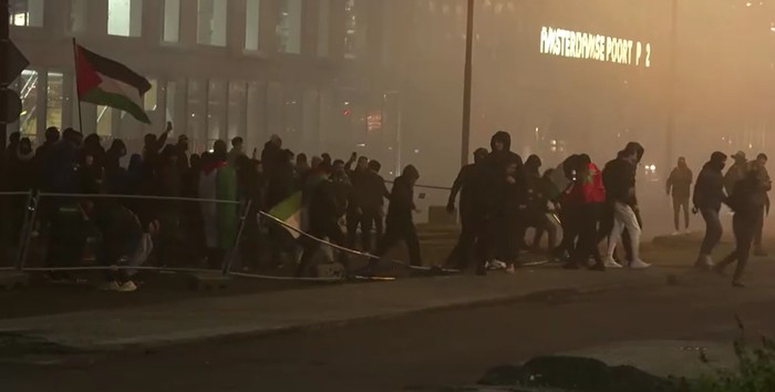 Ibu Kota Belanda, Amsterdam, dihebohkan aksi keributan antara pendukung klub sepak bola Israel Maccabi Tel Aviv dengan suporter klub sepak bola lokal.