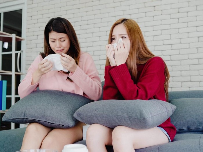 Menghadapi pengkhianatan sendirian bisa terasa berat, sehingga penting untuk mencari dukungan dari orang-orang yang peduli padamu.