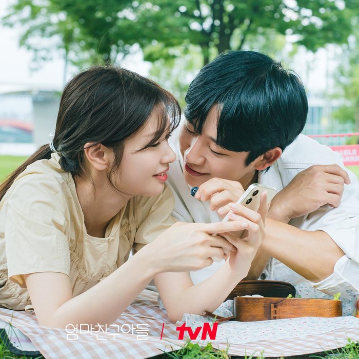 Jung Hae In dan Jung So Min menampilkan chemistry manis dalam Love Next Door./Foto: soompi.com