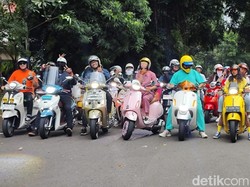 Rayakan Halloween, Kalcer Skuter Touring di Jakarta Pakai Kostum Unik