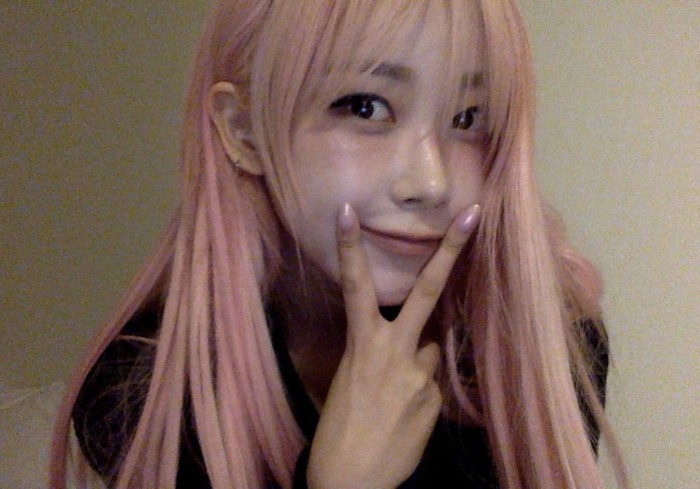 MacBook selfie yang baru-baru ini Giselle aespa unggah sukses menghebohkan jagat maya. Pasalnya, setidaknya sampai artikel ini dibuat, swafoto horizontal terbarunya tersebut telah hampir mendapatkan 1.2 juta likes. / Foto: instagram.com/aerichandesu