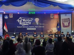 Cerita Mendikdasmen, Dulu Hanya Baca Karya-Kini Bisa Bertemu Sastrawannya
