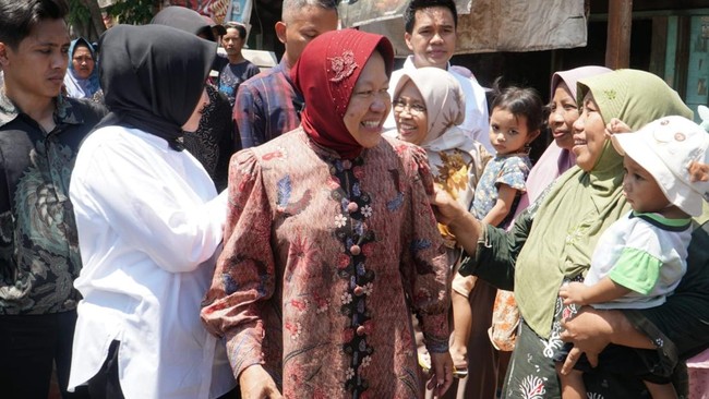 Para pedagang di Pasar Lekok, Kabupaten Pasuruan memanfaatkan kehadiran Tri Rismaharini alias Risma untuk menyampaikan aspirasi secara langsung.