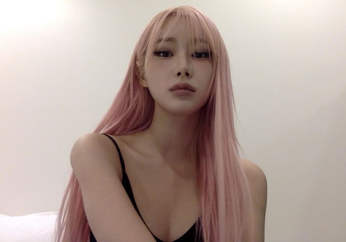 Pose ala artis Korea yang sudah genap berusia 24 tahun pada 30 Oktober 2024 ini sangat kekinian. Mulai dari pose jari ‘V’ hingga pose dengan menempelkan kedua telapak tangannya di pipi, semuanya bisa banget kamu tiru! / Foto: instagram.com/aerichandesu