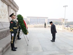 Prabowo Kunjungi Monumen Pahlawan Rakyat di Beijing, Letakkan Karangan Bunga