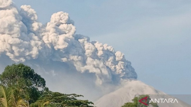 Wamendagri Bima Arya Sugiarto memastikan takkan ada penundaan proses pemungutan bunyi Pilkada 2024 di wilayah terdampak erupsi Gunung Lewotobi Laki-Laki, NTT.