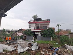 Atap Rumah Warga Jatuh di Jalur Whoosh, Sejumlah Perjalanan Terganggu
